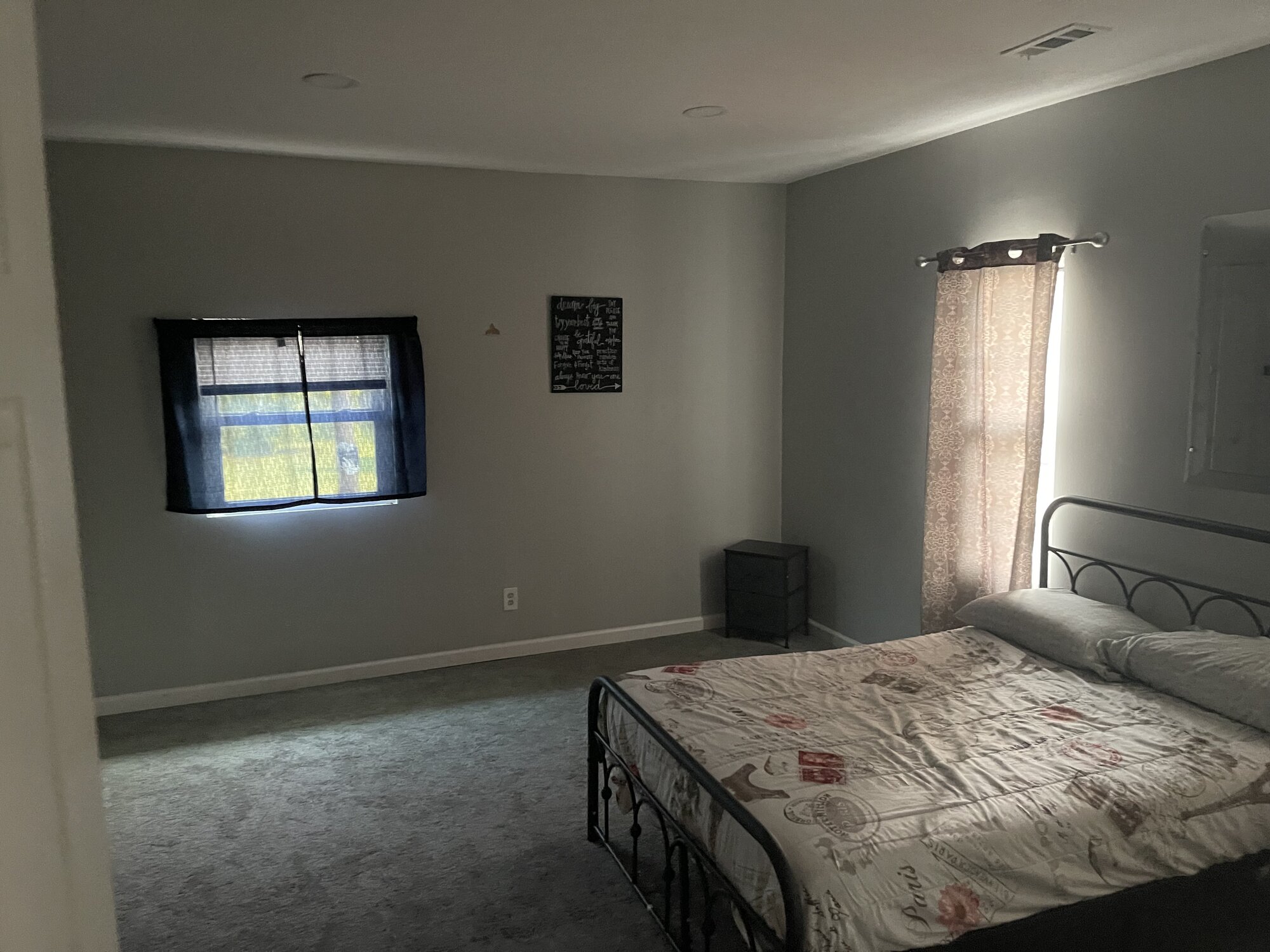 Single bedroom with a queen bed and window